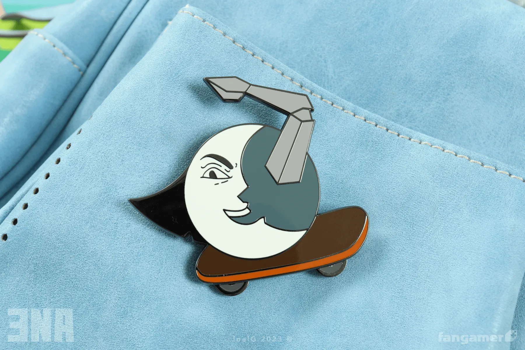 Skateboarding Moony Pin